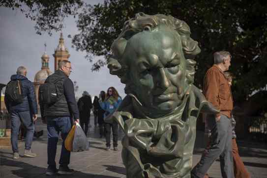 Visita las 12 réplicas gigantes del premio Goya
