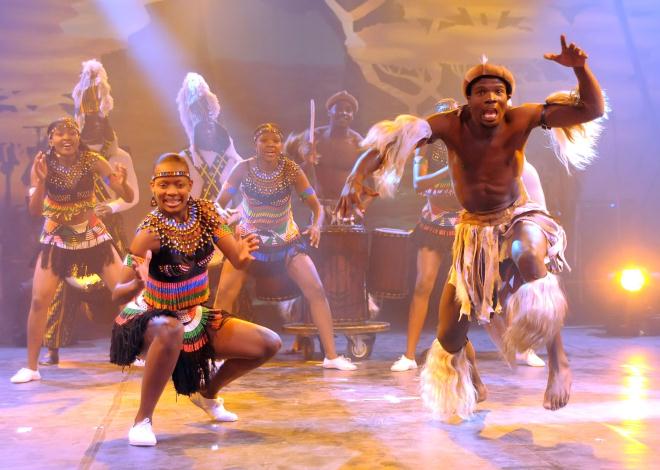 Темнокожие танцуют. Африканские танцы под барабаны. Афроамериканец танцует. Шоу африканцев. Латино африканские танцы.